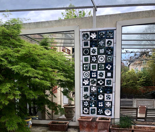 Panneau étroit réalisé en carreaux de céramique émaillée entre deux miroirs