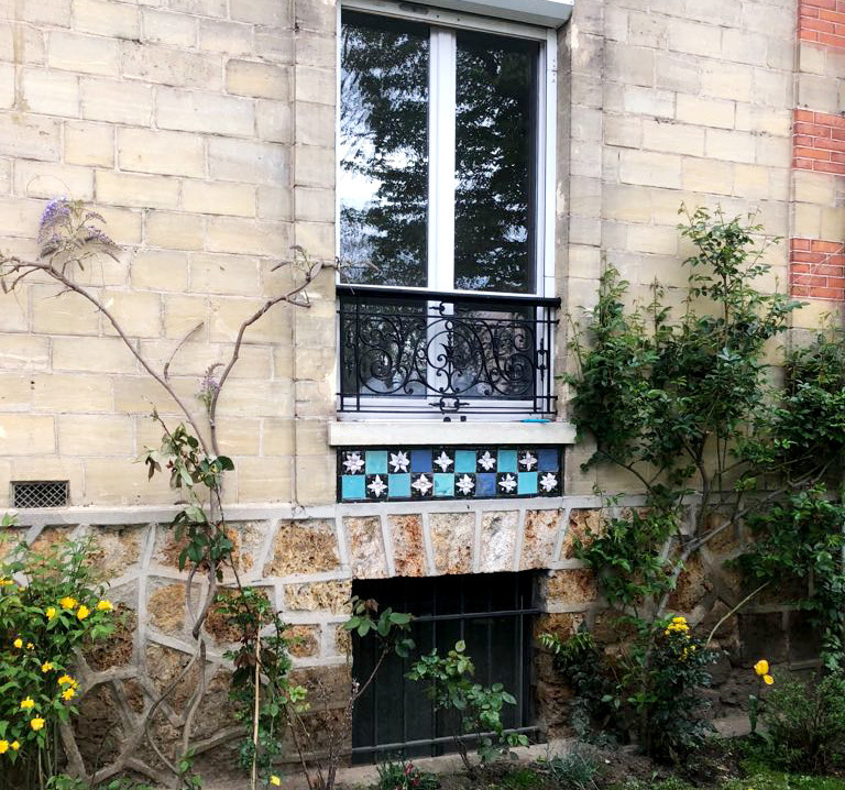 Une Frise fleurie en céramique émaillée sous vos fenêtres