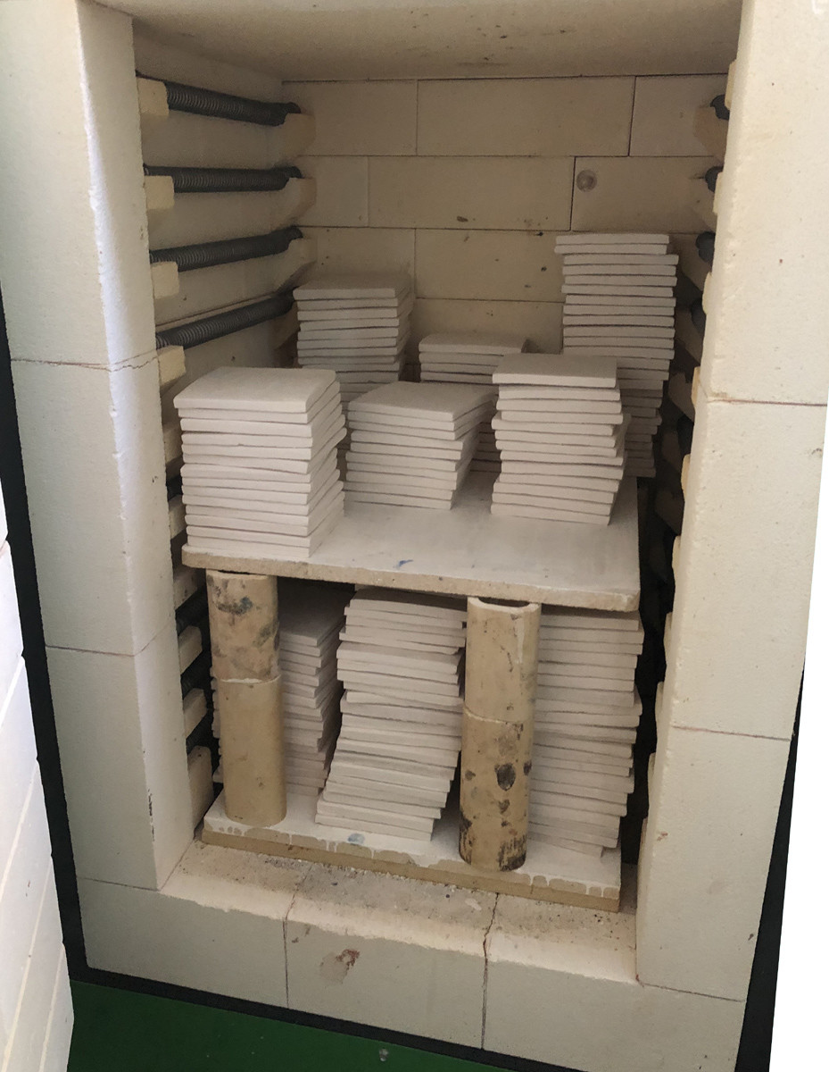 La première cuisson des carreaux d'argile