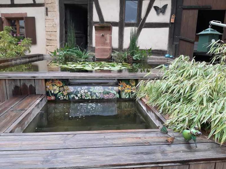 Habillage en céramique émaillée d'une fontaine de jardin