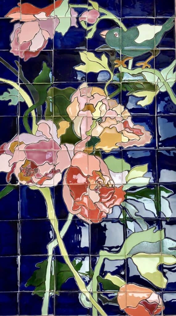 Panneau de carreaux peints à la main : pivoines roses et oiseau vert sur fond bleu nuit
