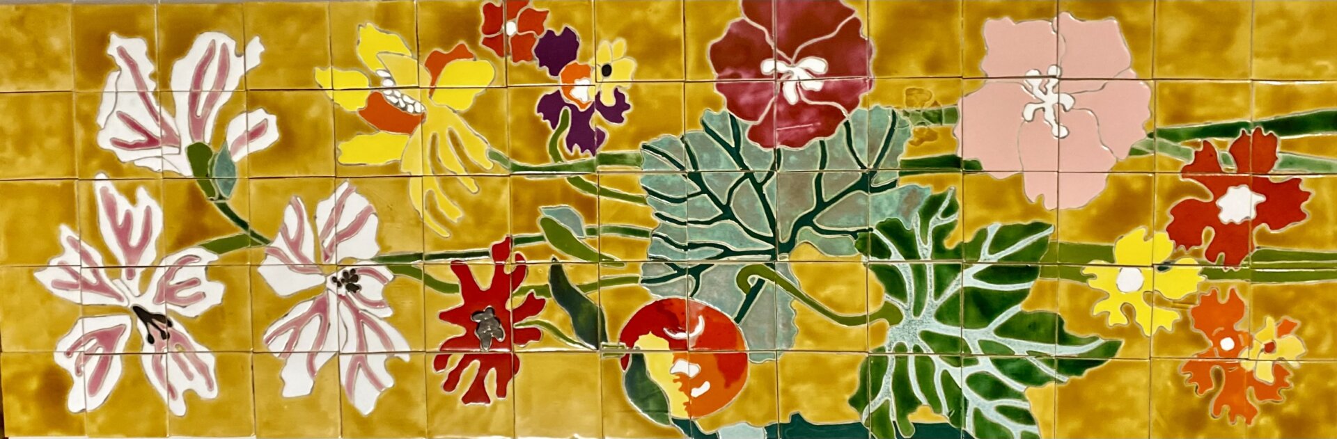 panneau floral Art-Nouveau dans les tons miel avec feuillages et fruits colorés pour une décoration extérieure de maison
