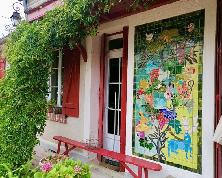 Fresque en céramique peinte à la main sur la façade d'une maison du Berry, par Laurence Brecher