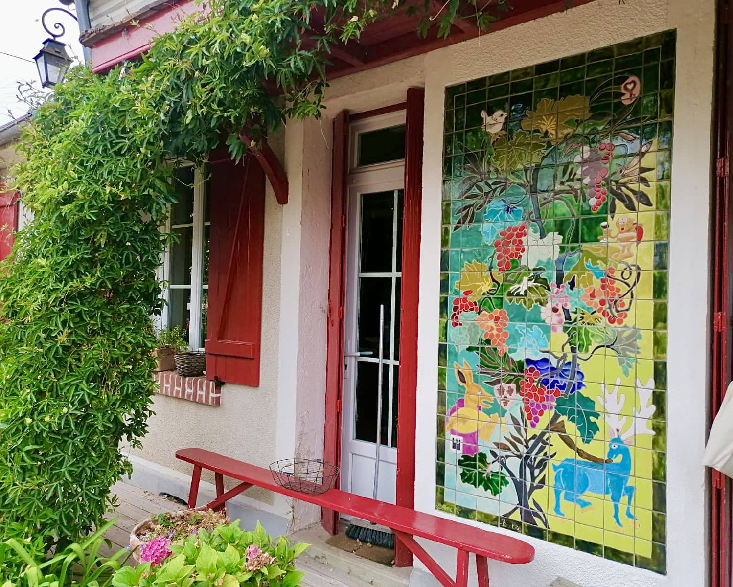 Façade de maison décorée en céramique florale Art Nouveau