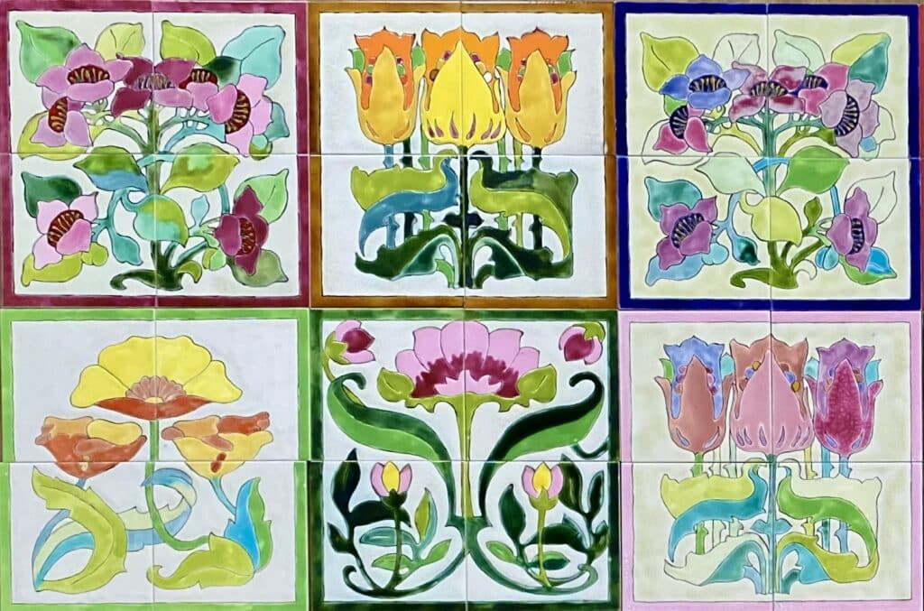 Six panneaux de quatre carreaux en céramique peints à la main dans l’esprit Art nouveau : fleurs stylisées, tulipes et pavots, chacun dans sa bordure de couleur