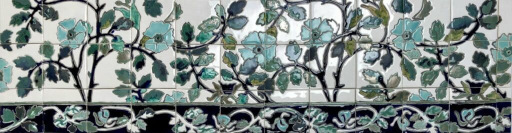 Frise de pivoines bleues en céramique émaillée autour d'un lavabo