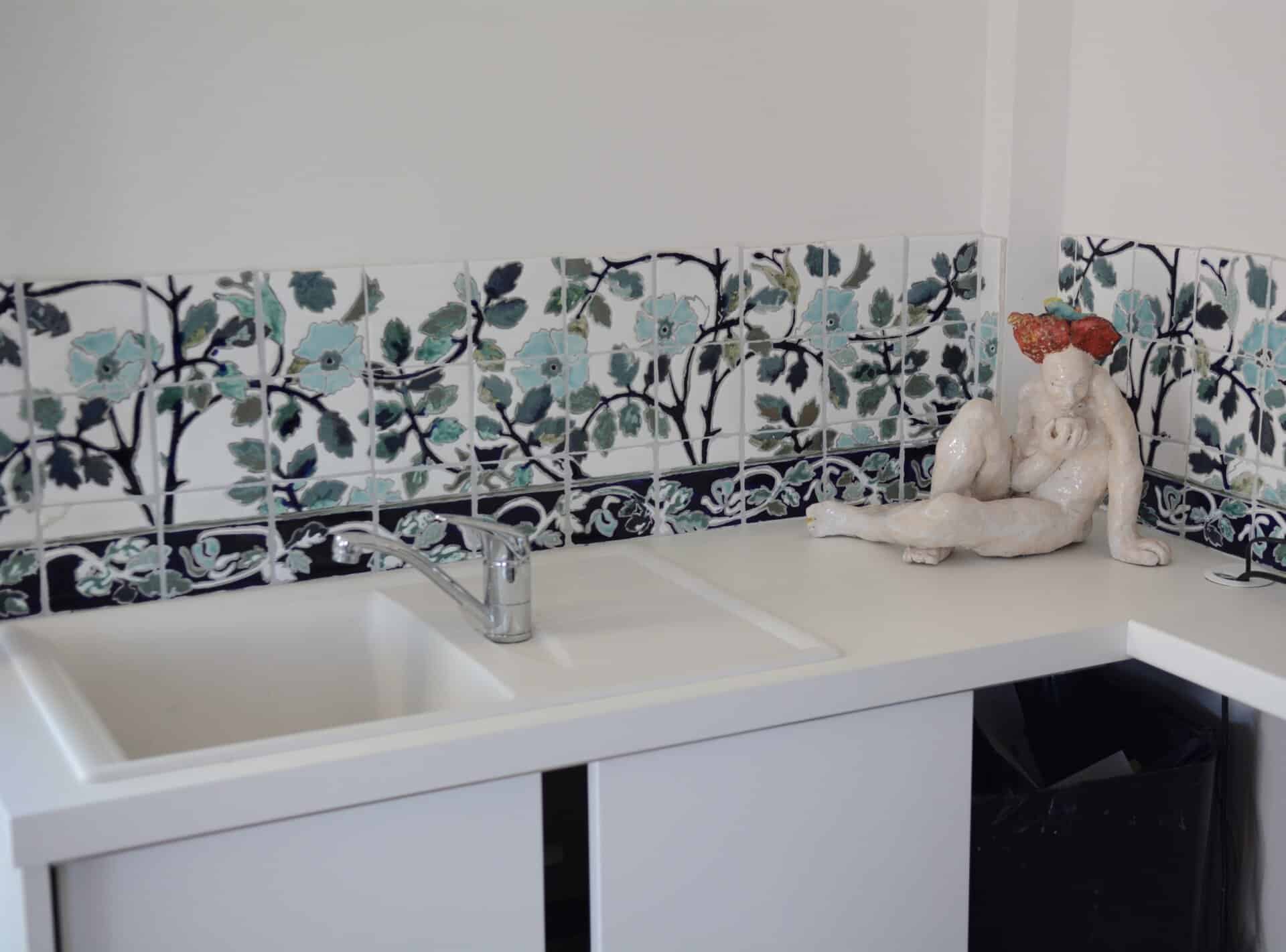 Crédence en céramique émaillée peinte à la main par Laurence Brecher, autour d’un lavabo d’atelier