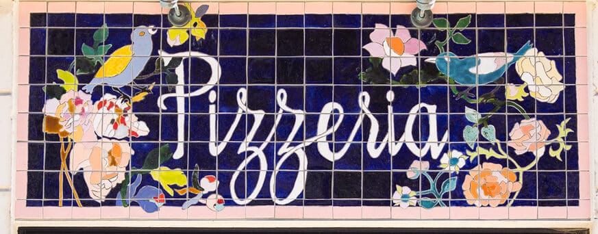 Enseigne Pizzeria en céramique émaillée motifs floraux Art Nouveau