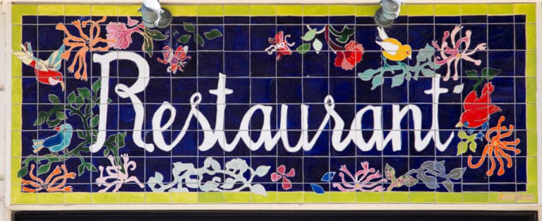 Série d'enseignes commerciales en céramique émaillée sur mesure pour une devanture de restaurant
