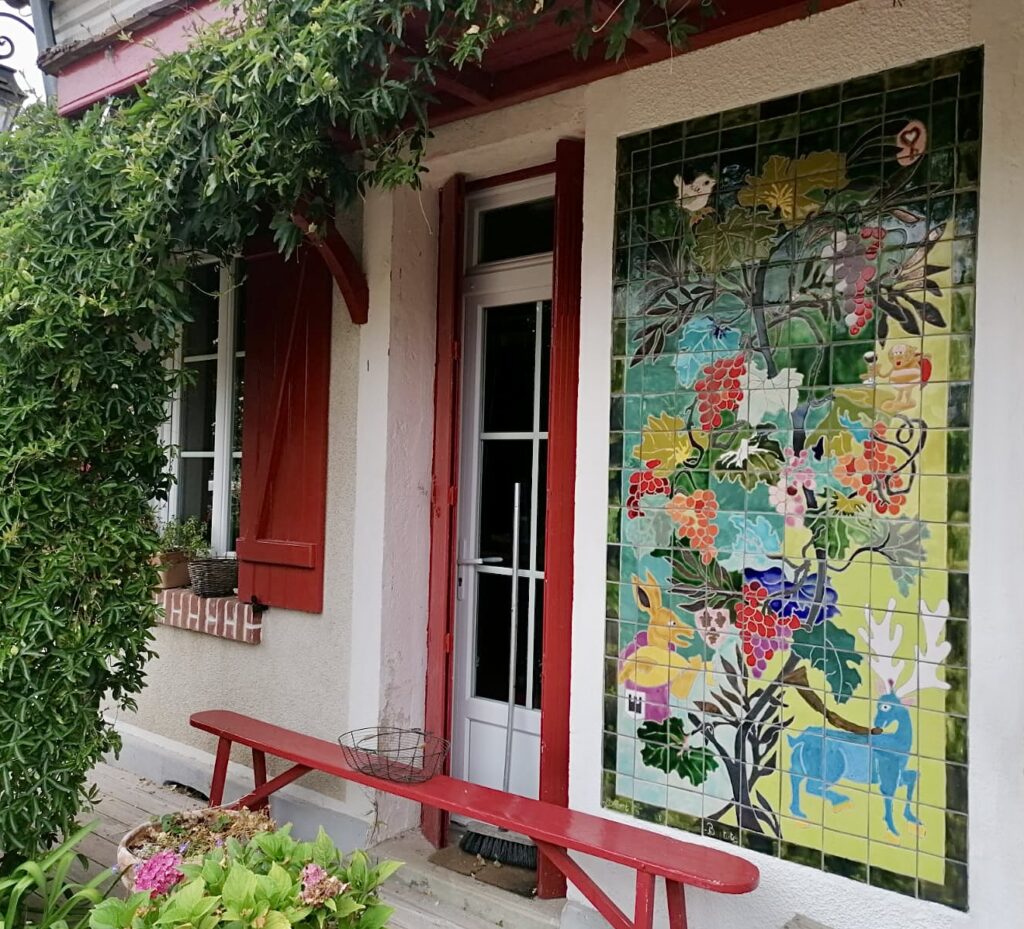 fresque en carreaux de céramique pour la décoration d'un mur extérieur en façade