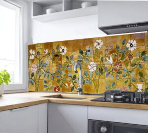 Crédence de cuisine en céramique murale émaillée motifs floraux sur tons miel
