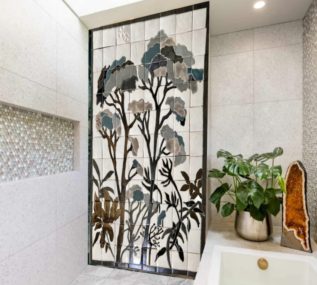 Carreaux de céramique murale artisanale, paroi murale de douche italienne dans une salle de bain design.