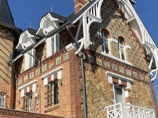 Fleurs Art Nouveau en céramique émaillée sur façade à Maisons-Lafitte