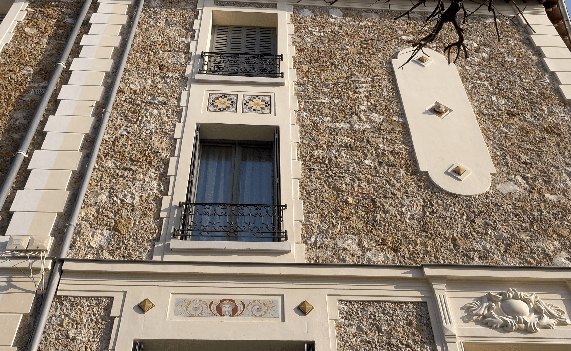 Immeuble à Versailles avec cabochons et frises en céramique émaillée sur façade en meulière