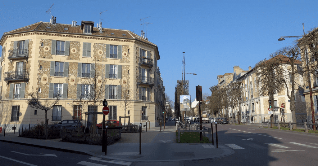Immeuble d'angle en meulière à Versailles, décors en céramique restitués en façade, Prix du Ravalement 2025