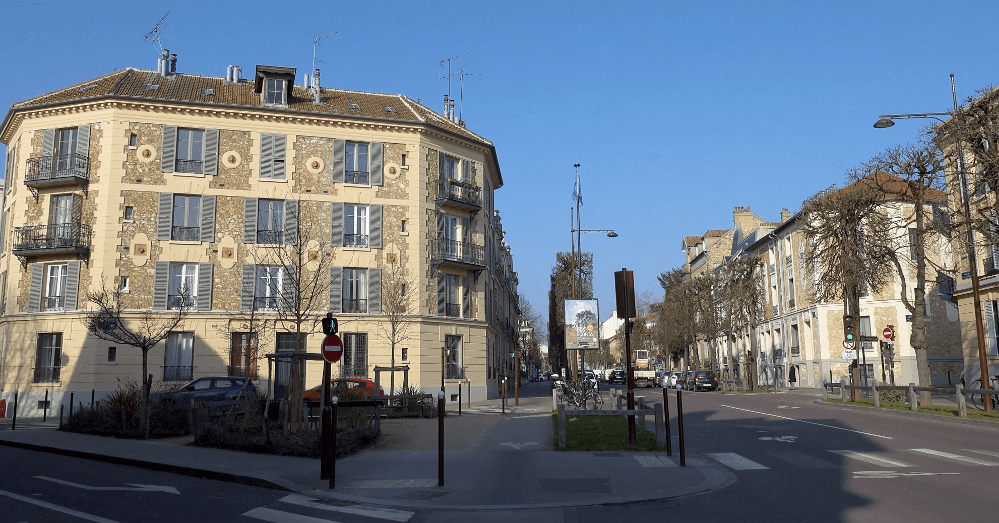 Immeuble à Versailles orné de cabochons et frises en céramique émaillée, Premier Prix du Ravalement 2025, par Laurence Brecher
