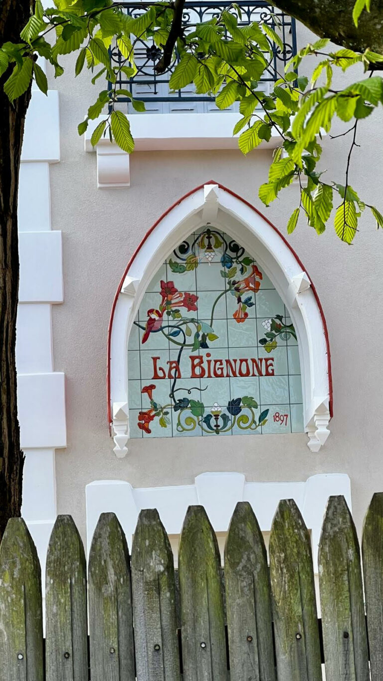 Décor floral en céramique émaillée sous l'auvent d'une maison à Vaucresson