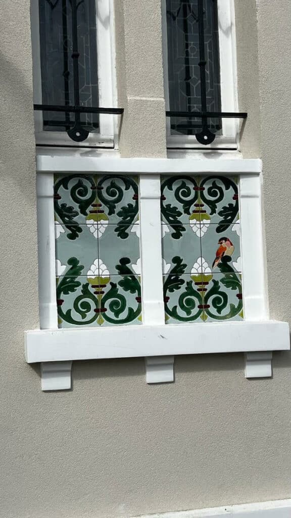 Encadrement de fenêtre en céramique murale Art Nouveau peint à la main