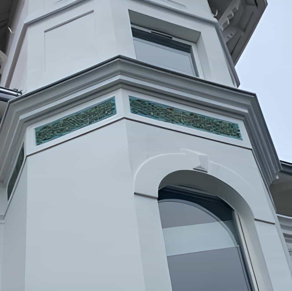 Frise en bas-relief céramique émaillée Art Nouveau sur façade en meulière au Vésinet par Laurence Brecher