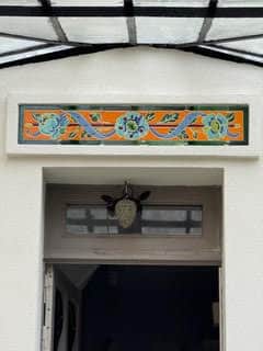 Frise en céramique émaillée Art Nouveau au-dessus de la porte d'entrée d'une maison à Colombes par Laurence Brecher