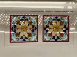 Deux cabochons en céramique émaillée Art Nouveau avec motif floral et monogramme, peints à la main par Laurence Brecher pour la façade d'un immeuble à Versailles