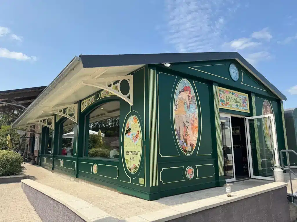Restaurant La Halle – façade ornée de médaillons en céramique Art Nouveau par Laurence Brecher