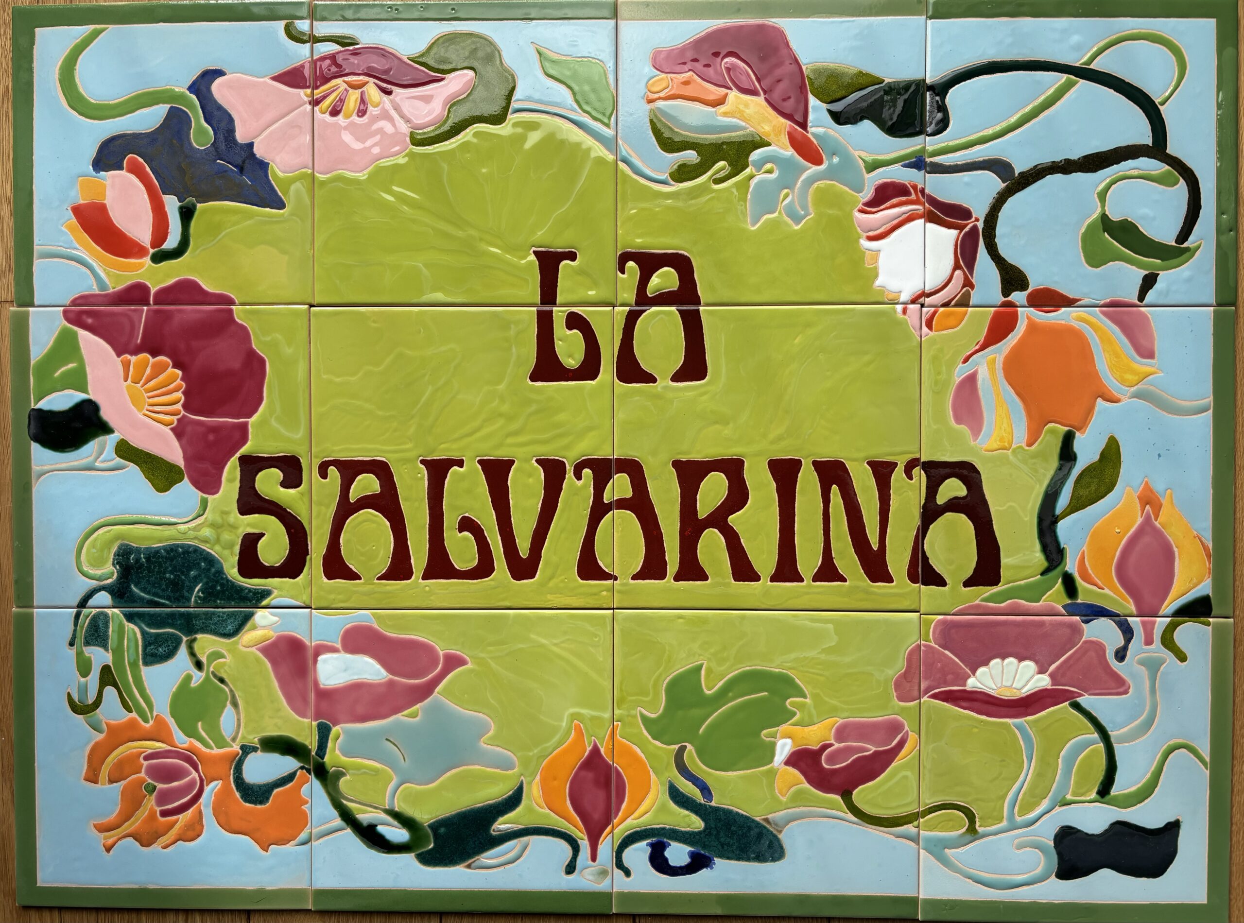Plaque nominative La Salvarina en céramique émaillée Art Nouveau pour une villa à Vaucresson par Laurence Brecher