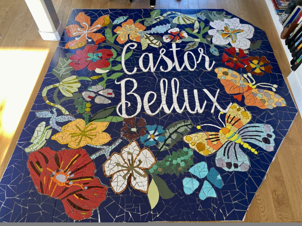 Mosaïque de sol Castor Bellux : fleurs, papillons et lettrage sur fond bleu, Laurence Brecher