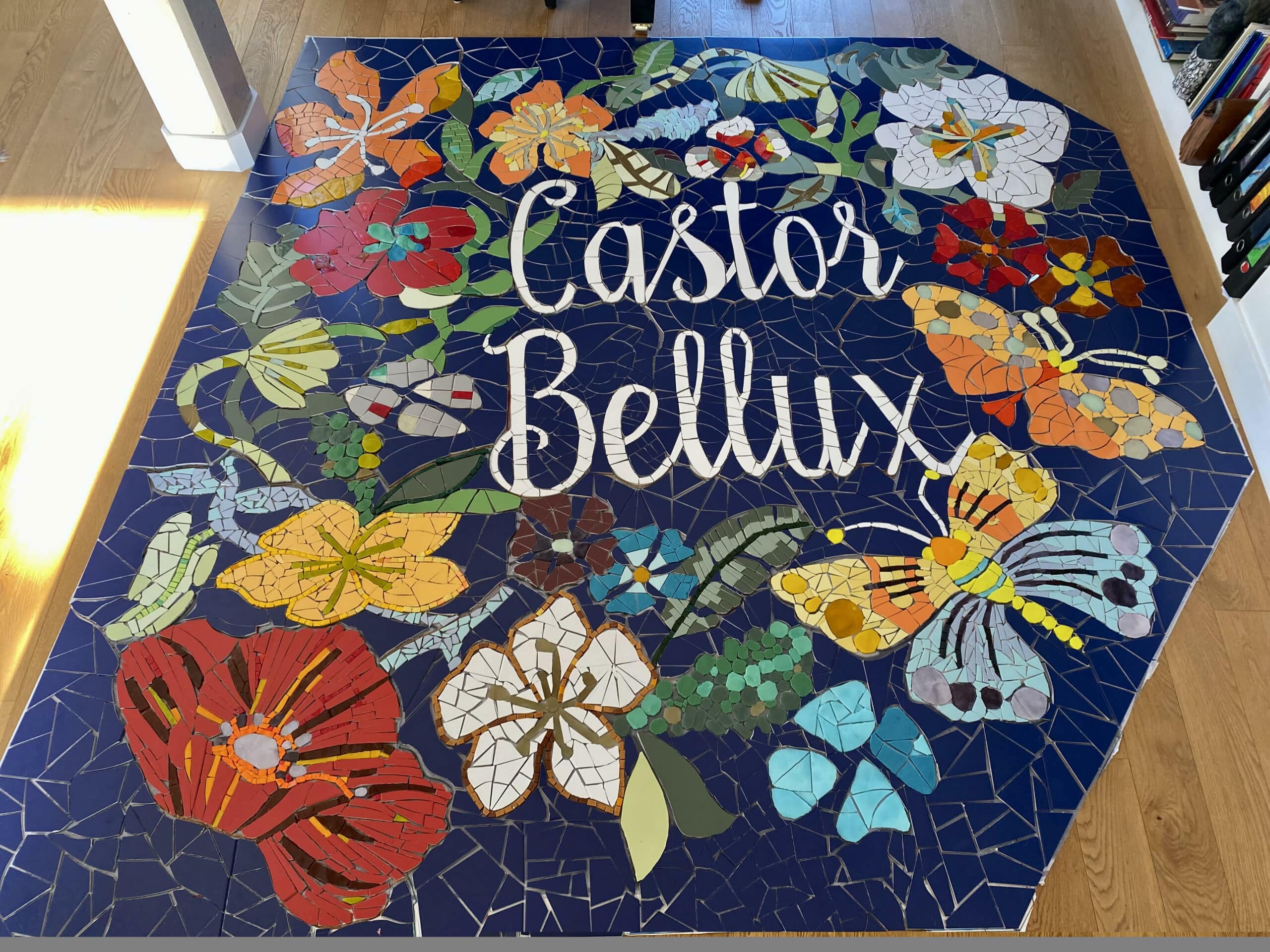 Mosaïque de sol monumentale 3m x 3m pour l'entrée du restaurant Castor Bellux à Dinard, réalisée par Laurence Brecher