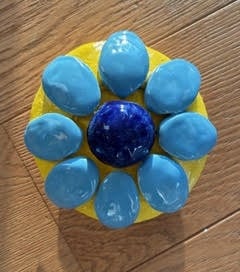 Cabochon en céramique émaillée fleur turquoise modelé en volume par Laurence Brecher