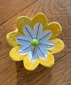Cabochon en céramique émaillée marguerite jaune aux pétales bleus et rouges, céramique Art Nouveau
