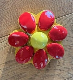 Cabochon en céramique émaillée fleur rouge vif sur fond jaune soleil, modelé en volume