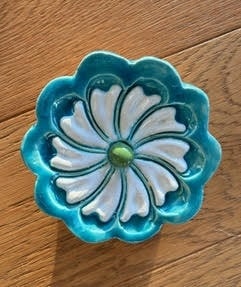Cabochon en céramique émaillée fleur violette et dorée avec détails en relief, Art Nouveau