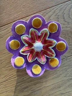 Cabochon en céramique émaillée fleur bleue sur fond jaune, pétales en relief