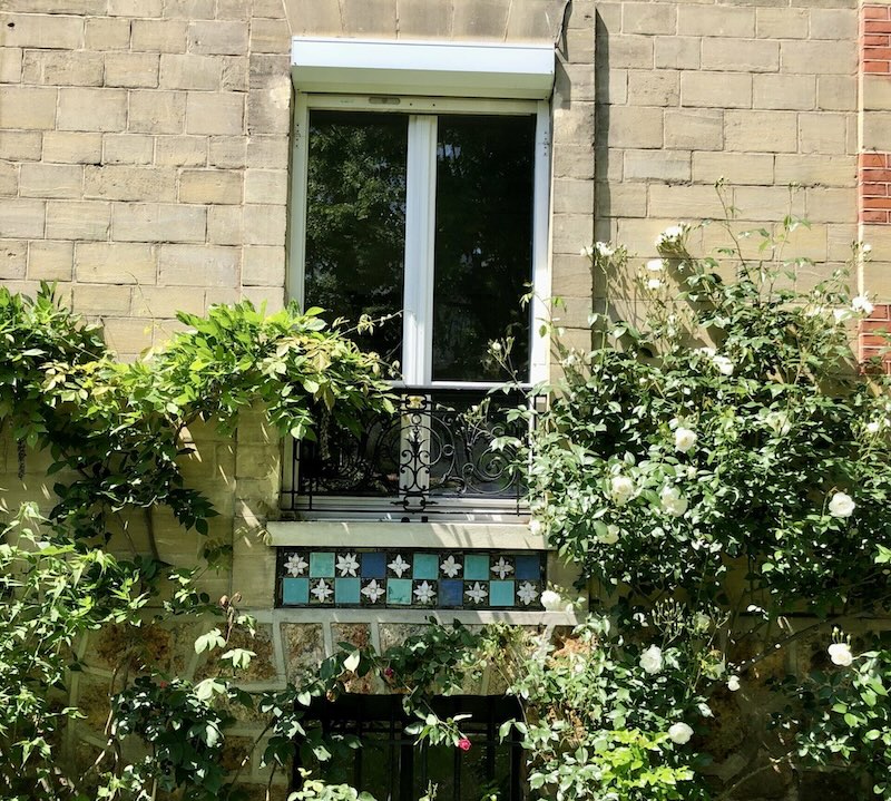 Frise céramique émaillée autour d'une fenêtre