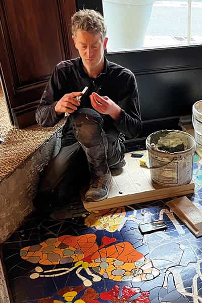 Mosaïque de sol Castor Bellux avant pose, vue d'ensemble dans l'atelier avec fleurs, papillons et lettrage Castor Bellux