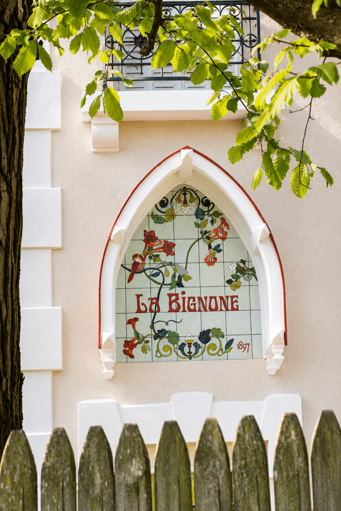 Fresque céramique « La Bignone » – arche décorative florale par Laurence Brecher au Vésinet