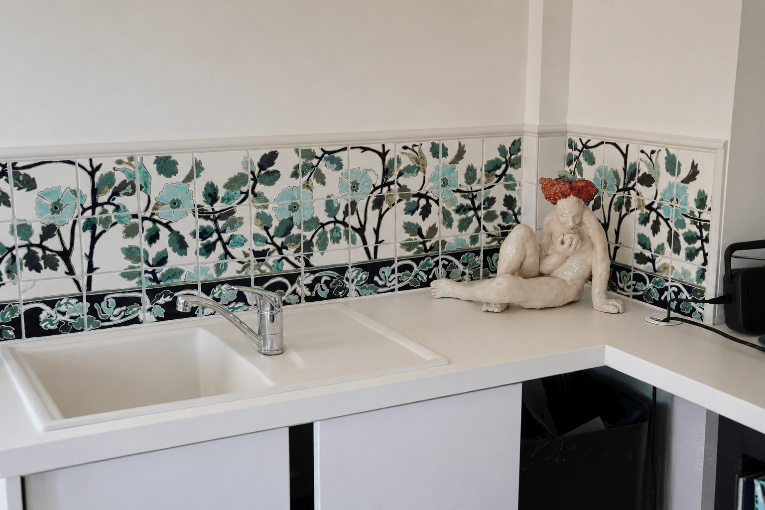 Détail d'une frise pivoines bleues peinte à la pince fine autour d'un lavabo