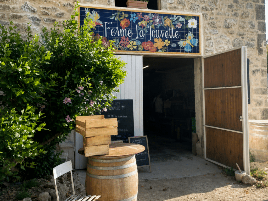 Enseigne en céramique Ferme La Jouvette – panneau décoratif fleuri réalisé par Laurence Brecher