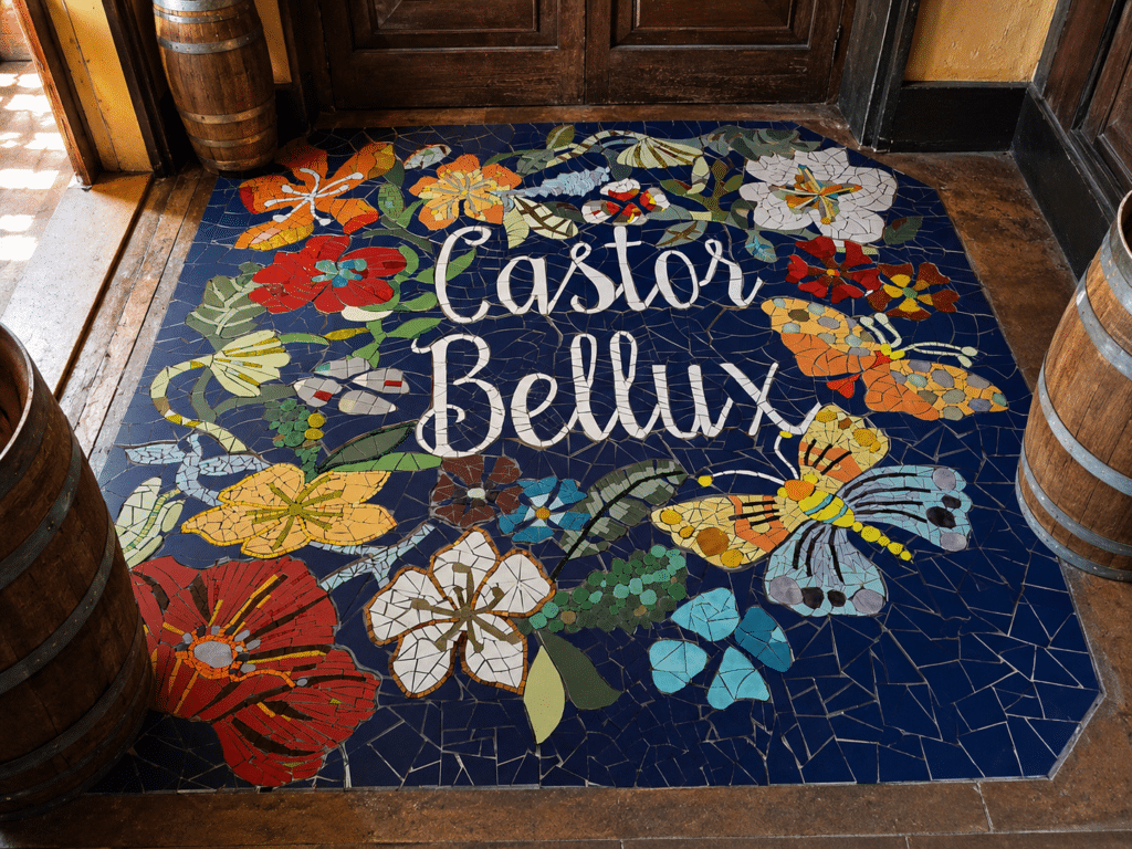 Mosaïque de sol Castor Bellux – composition florale en céramique par Laurence Brecher