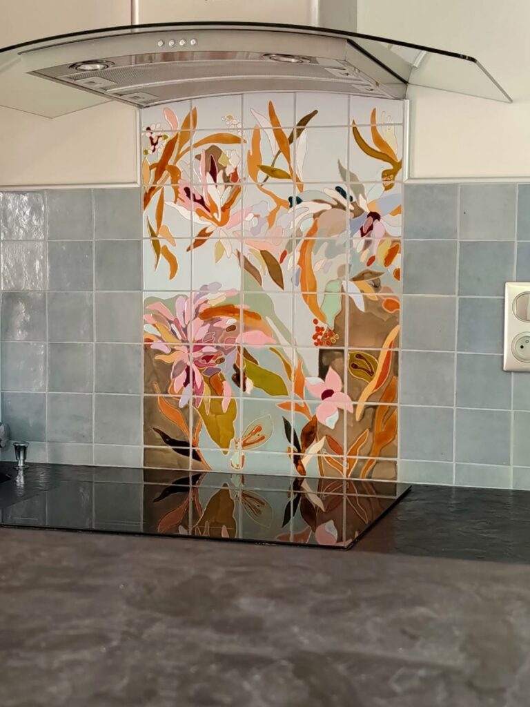 Crédence de cuisine en céramique émaillée à décor floral, fleurs orangées et roses sur fond nacré, peinte à la main au Vésinet